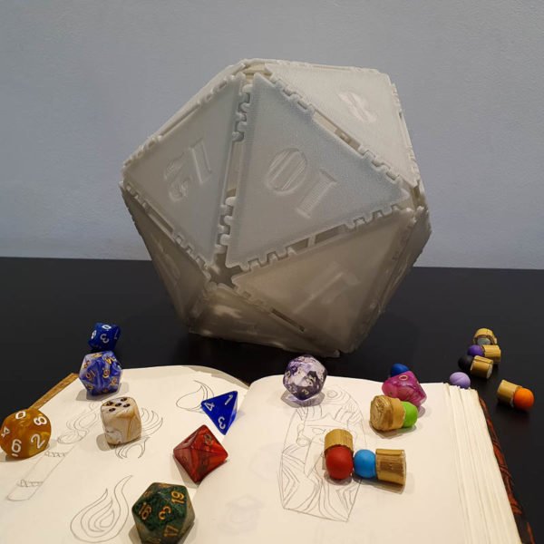 Luminária D20 com peças de RPG em volta